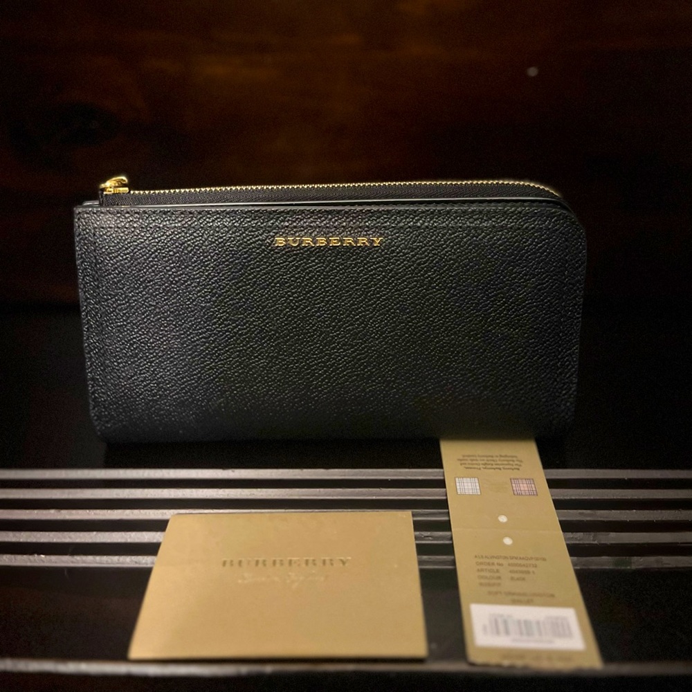 Burberry Alvington Black Soft Grain Leather
Wallet